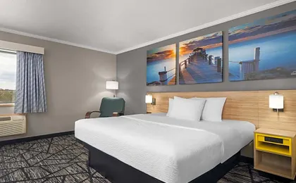 La Quinta Inn & Suites by Wyndham Milwaukee Airport / Oak Creek