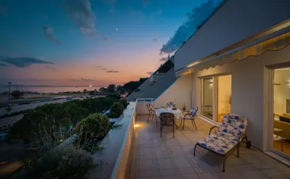 Seaside Apartment Gold 1row