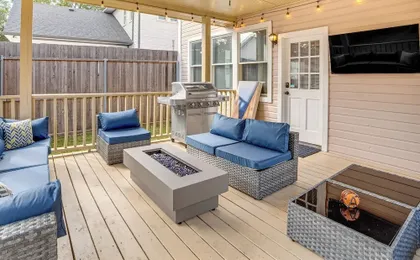 11 Beds, Sleeps 12, 2 Mi to Downtown Dallas