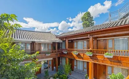 Man Xiang Cloud Retreat: Chinese-Themed Cinema Suites with Scenic Views