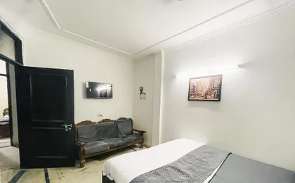 Roomshala 170 Hotel Aura