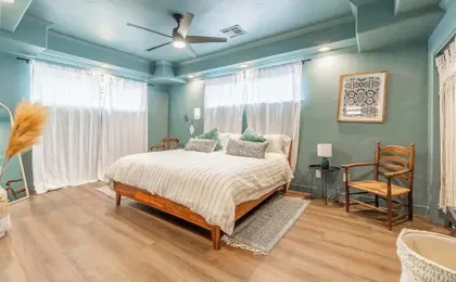 Stylish 2-bedroom Walking Distance to Downtown
