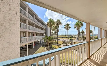 Beachside Corpus Christi Condo w/ Amenities!