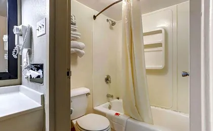 Econo Lodge Shorewood
