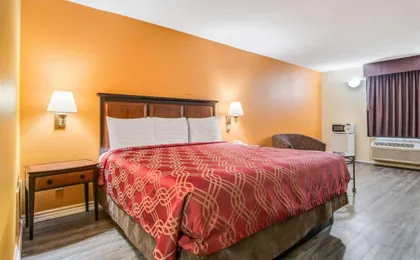 Econo Lodge at Six Flags