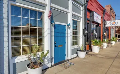 Steps to Restaurants & Shops! Dtwn Marshall Apt