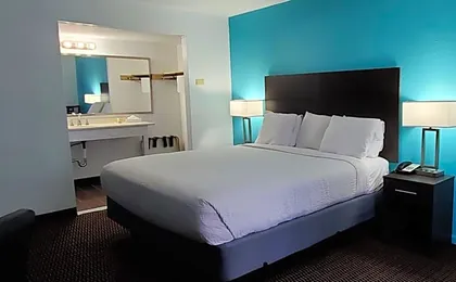 Travelodge by Wyndham Livonia/Canton/Novi Detroit Area