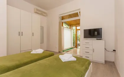 Studio Leon-Sara with Shaded Patio And Garden View