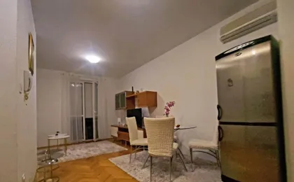 Immaculate Apartment in Center City with Parking