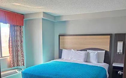 Mountain Vista Inn & Suites - Walking Distance to the Island