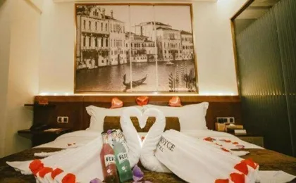 James Joyce Coffetel (Wuhan Happy Valley Renhe Road Metro Station)