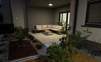 New Luxury Air-Conditioned Apartment, with Jacuzzi, Free Parking And Gardens