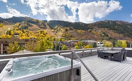Independence Square 302, Top Floor Stylish Hotel Room with Wet Bar, A/C, in Downtown Aspen