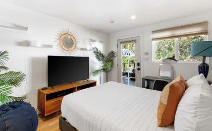 Chic LA Hideaway w/ Soaking Tub, Firepit Lounge & Tranquil Backyard