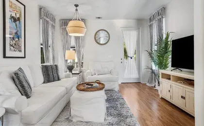 Pelican Cove Cottage Located Downtown Ocean Springs