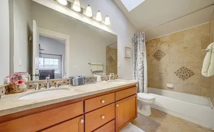 4 Mi to Lumen Field! Centrally Located Townhome