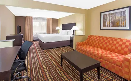 Days Inn & Suites by Wyndham Davenport East