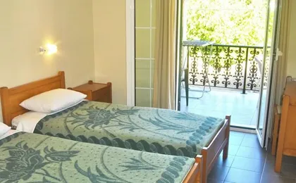 Holiday Apartments "Yannis" on Agios Gordios Beach in Corfu