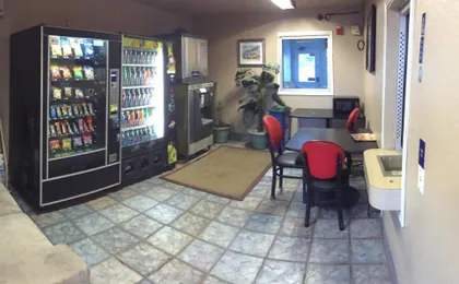 Hilltop Inn & Suites