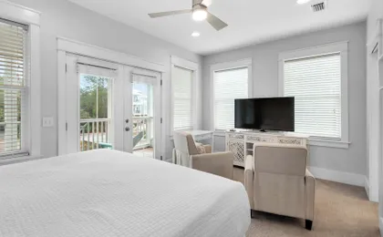 Best of Both Worlds: Pool, Golf Cart, Nearby Attractions & Steps to Beach!