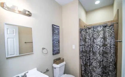 Hackberry St #A Renovated 2br/2ba Near Downtown