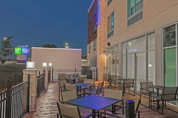 Holiday Inn Express & Suites Tulsa South - Woodland Hills