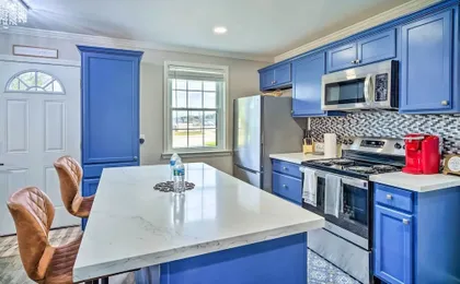 'blue Cottage in the Bayou' w/ Private Yard!