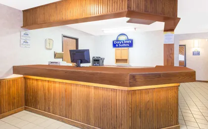 Days Inn & Suites By Wyndham Davenport East