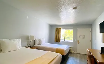 EZ 8 Motel Old Town