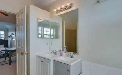 Owings Mills Townhouse: 8 Mi to Liberty Reservoir!