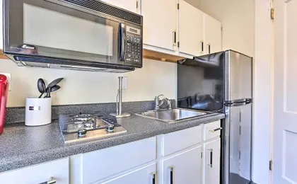 Bright Apartment 3 Mi to Downtown Birmingham!