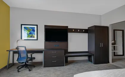 Holiday Inn Express & Suites Milwaukee - Brookfield