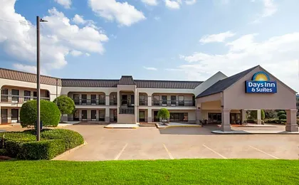 Days Inn & Suites by Wyndham Tyler