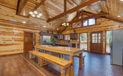 Dolly's Lodge by Avantstay Sleeps 28 - Luxe Smokies Cabin Game Room, Hot Tub, Views, Near Attractions