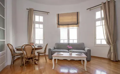 Neoclassical Apartment Close To Syntagma-Plaka by Ghh