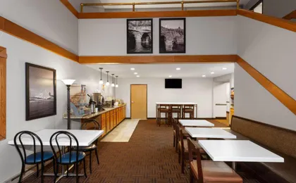 Super 8 by Wyndham Green Bay Near Stadium
