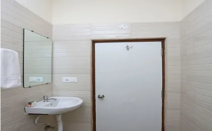Hotel Golden Leaves By OYO Rooms