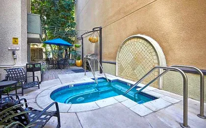 Beverly Hills Gem 1 BR Apt with Parking 218