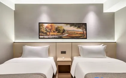 Yangshi Hotel (Hangzhou West Lake Fengqi Road Metro Station)