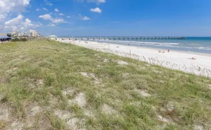 Seas the Day - 4 blocks to the beach, restaurant, and bar district - great deck and outdoor space!!
