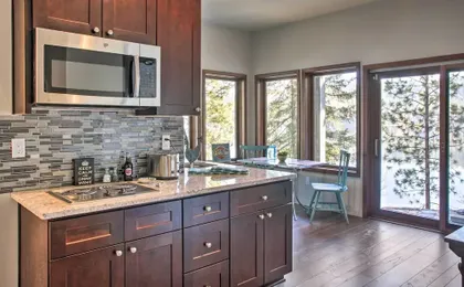 Luxurious Liberty Lake Hideaway w/ Hot Tub!