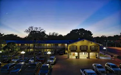 Sunday House Inn And Suites