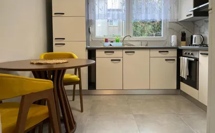 Apartment with Free Parking in Quiet Area a Few Minutes To Beaches & Center - Angels Marlen