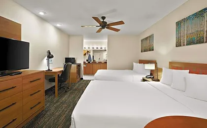 La Fuente Inn & Suites