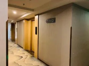 Baowan Four Seasons Hotel (Guangzhou Baiyun Yongtai Metro Station)