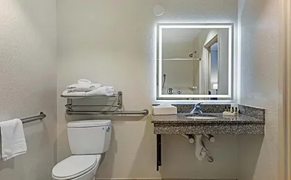 Best Western Plus Chain Of Lakes Inn & Suites