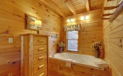 Gatlinburg Scenic Cabin w/ Hot Tub 2 Mi to Dtwn!