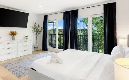 Scenic LA Stay Near Ventura Blvd With Deck, Games, Fireplace & Outdoor Dining Marmol Vista by Avantstay