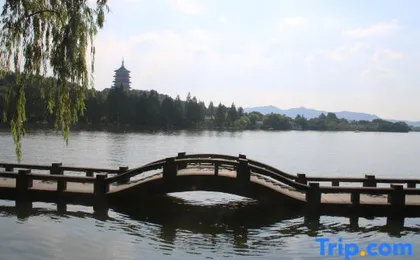 Elan Hotel (Hangzhou Taohuahu Park Subway Station)