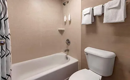Howard Johnson by Wyndham Savannah GA